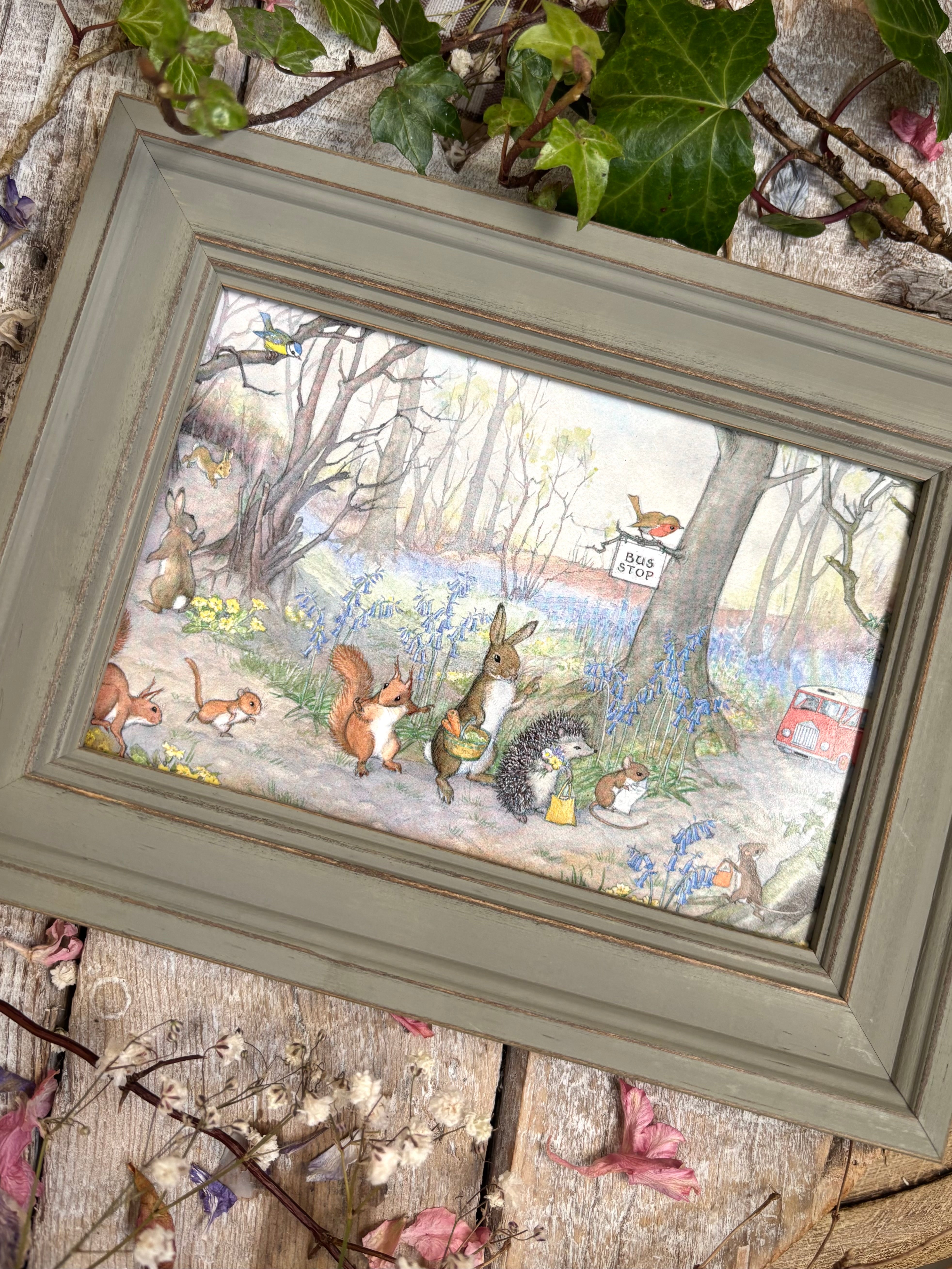 Catching The Bus by Molly Brett, 6x4" Framed Postcard